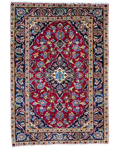 Tappeto persiano 140x97 cm rosso con medaglione floreale in soggiorno elegante