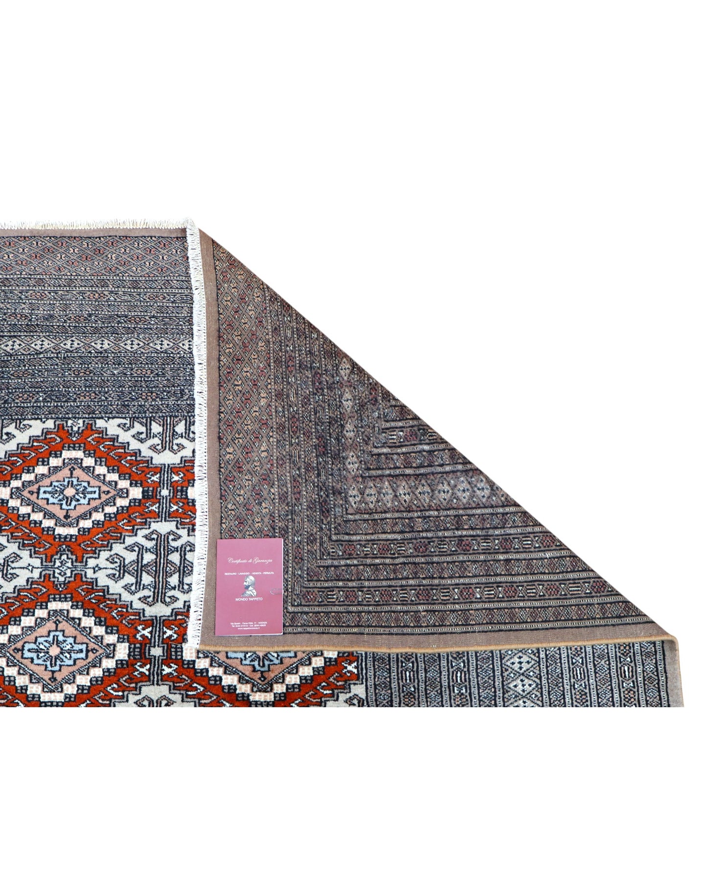 Tappeto Bukhara 230x249 cm, annodato a mano, con motivo geometrico a diamante su fondo scuro. Realizzato con lana pregiata e cotone resistente, certificato di autenticità incluso.
