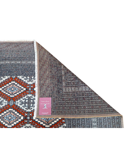 Tappeto Bukhara 230x249 cm, annodato a mano, con motivo geometrico a diamante su fondo scuro. Realizzato con lana pregiata e cotone resistente, certificato di autenticità incluso.
