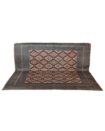 Tappeto Bukhara 230x249 cm, annodato a mano, con motivo geometrico a diamante su fondo scuro. Realizzato con lana pregiata e cotone resistente, certificato di autenticità incluso.
