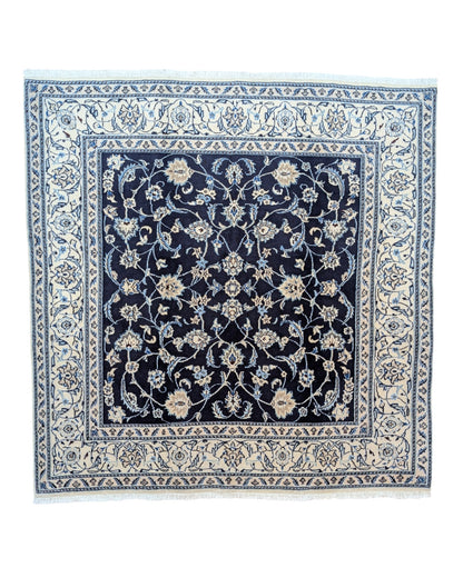 Tappeto Nain persiano, blu intenso con motivi floreali in avorio e azzurro pallido, annodato a mano, 202x195 cm.