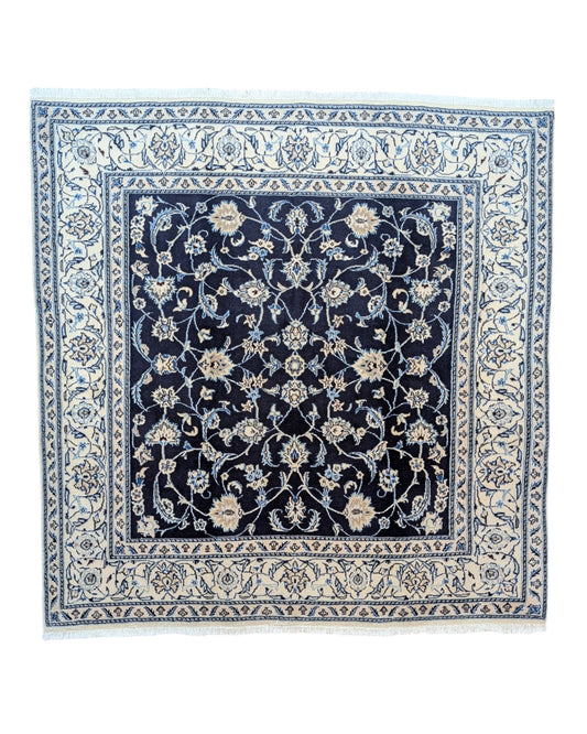 Tappeto Nain persiano, blu intenso con motivi floreali in avorio e azzurro pallido, annodato a mano, 202x195 cm.