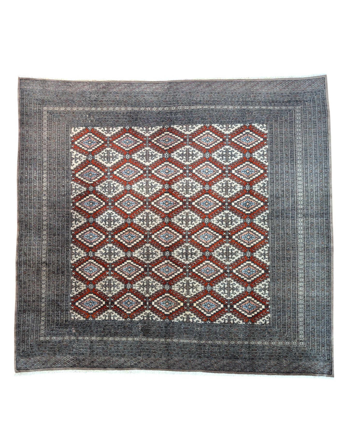 Tappeto Bukhara 230x249 cm, annodato a mano, con motivo geometrico a diamante su fondo scuro. Realizzato con lana pregiata e cotone resistente, certificato di autenticità incluso.


