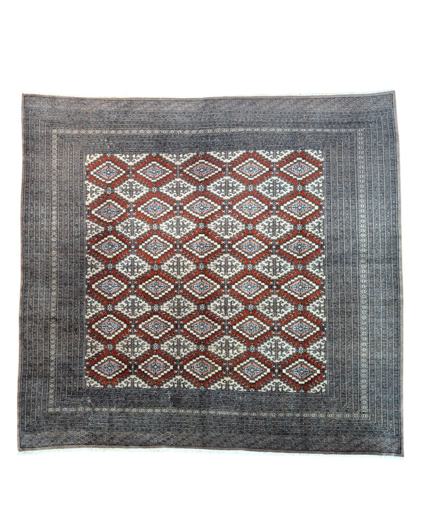 Tappeto Bukhara 230x249 cm, annodato a mano, con motivo geometrico a diamante su fondo scuro. Realizzato con lana pregiata e cotone resistente, certificato di autenticità incluso.


