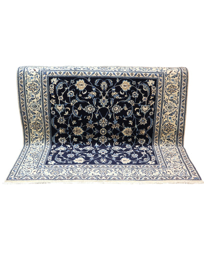 Tappeto Nain persiano, blu intenso con motivi floreali in avorio e azzurro pallido, annodato a mano, 202x195 cm.