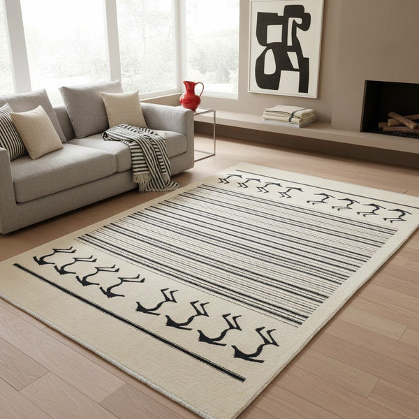 "Tappeto Moderno beige con figure stilizzate nere e righe geometriche, 297x197 cm."
