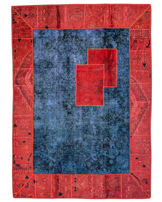 Tappeto moderno “Pesheork” 240x180 cm, patchwork di tappeti antichi assemblati, campo centrale blu con inserti rossi, opera unica dell’artista Dario.