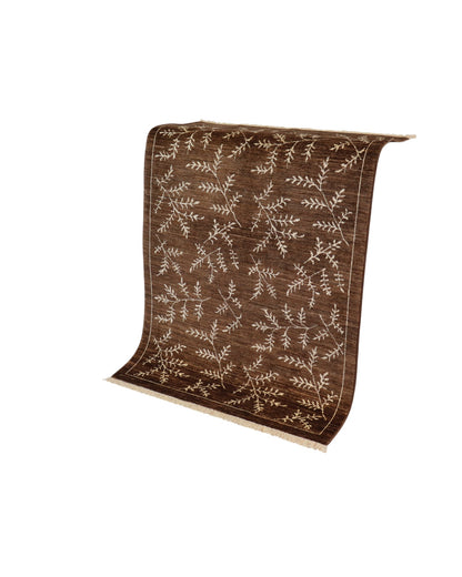 Tappeto moderno “Sussurri di Natura” di Dario (140x98 cm), annodato a mano. Motivo di rami stilizzati su fondo marrone, lana tinta vegetale. Pezzo unico con certificato.