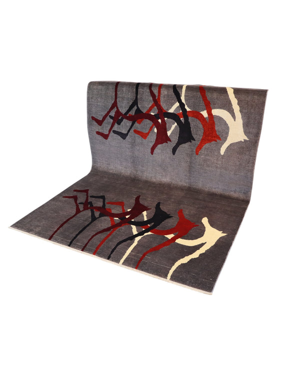 Tappeto moderno “Cavalli Preistorici” 240x280 cm di Dario, annodato a mano, cavalli stilizzati ispirati all’arte rupestre su fondo grigio, lana tinta vegetale, pezzo unico.