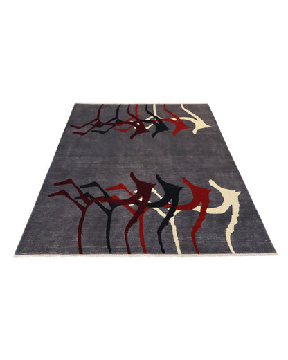 Tappeto moderno “Cavalli Preistorici” 240x280 cm di Dario, annodato a mano, cavalli stilizzati ispirati all’arte rupestre su fondo grigio, lana tinta vegetale, pezzo unico.