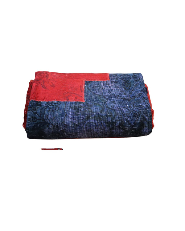 Tappeto moderno “Pesheork” 240x180 cm, patchwork di tappeti antichi assemblati, campo centrale blu con inserti rossi, opera unica dell’artista Dario.