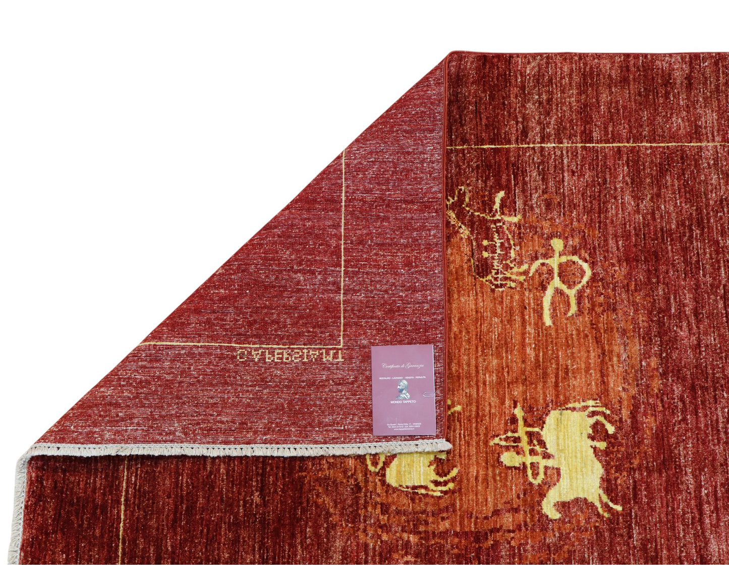 Tappeto moderno “Eco di Antiche Montagne” 151x115 cm di Dario, annodato a mano, figure stilizzate chiare su fondo bordeaux, lana tinta vegetale, pezzo unico con certificato.