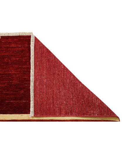 Tappeto moderno persiano “Sella di Cavallo” 240x180 cm, annodato a mano, campo a righe multicolore con rosso rubino e bordura monocromatica.