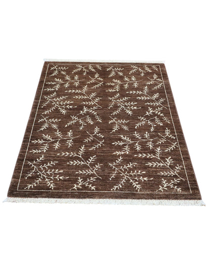 Tappeto moderno “Sussurri di Natura” di Dario (140x98 cm), annodato a mano. Motivo di rami stilizzati su fondo marrone, lana tinta vegetale. Pezzo unico con certificato.