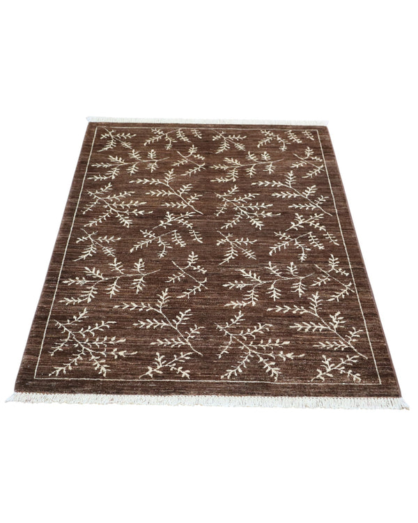 Tappeto moderno “Sussurri di Natura” di Dario (140x98 cm), annodato a mano. Motivo di rami stilizzati su fondo marrone, lana tinta vegetale. Pezzo unico con certificato.