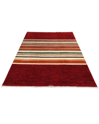 Tappeto moderno persiano “Sella di Cavallo” 240x180 cm, annodato a mano, campo a righe multicolore con rosso rubino e bordura monocromatica.