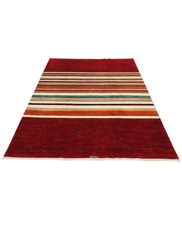 Tappeto moderno persiano “Sella di Cavallo” 240x180 cm, annodato a mano, campo a righe multicolore con rosso rubino e bordura monocromatica.