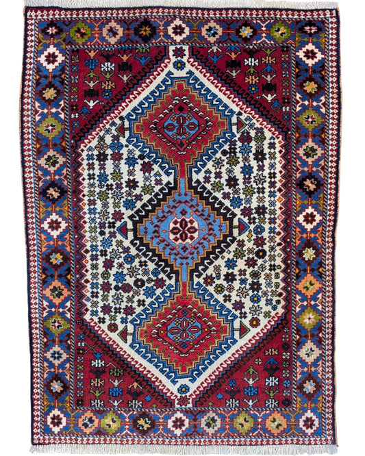 Tappeto persiano Yalama 144x103 cm annodato a mano, in lana tinta vegetale, con design geometrico tradizionale e colori caldi, certificato di autenticità incluso.