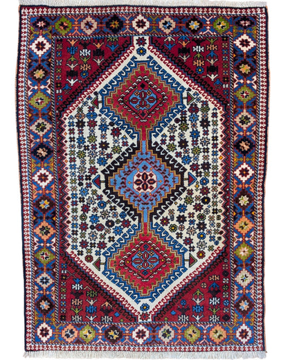 Tappeto persiano Yalama 144x103 cm annodato a mano, in lana tinta vegetale, con design geometrico tradizionale e colori caldi, certificato di autenticità incluso.