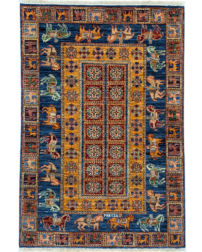 Tappeto moderno "Eco di Payzeryk" 142x102 cm con motivi stilizzati di animali su fondo blu, bordure oro e rosse, annodato a mano in lana e cotone. Pezzo unico, con certificato di autenticità