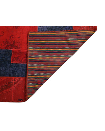 Tappeto moderno “Pesheork” 240x180 cm, patchwork di tappeti antichi assemblati, campo centrale blu con inserti rossi, opera unica dell’artista Dario.