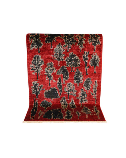 Tappeto moderno “Foresta di Rubini” 146x100 cm di Dario, annodato a mano, con alberi stilizzati su fondo rosso rubino, lana e cotone, pezzo unico certificato.