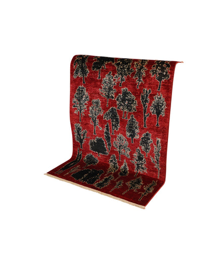 Tappeto moderno “Foresta di Rubini” 146x100 cm di Dario, annodato a mano, con alberi stilizzati su fondo rosso rubino, lana e cotone, pezzo unico certificato.
