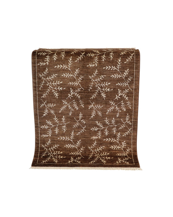 Tappeto moderno “Sussurri di Natura” di Dario (140x98 cm), annodato a mano. Motivo di rami stilizzati su fondo marrone, lana tinta vegetale. Pezzo unico con certificato.