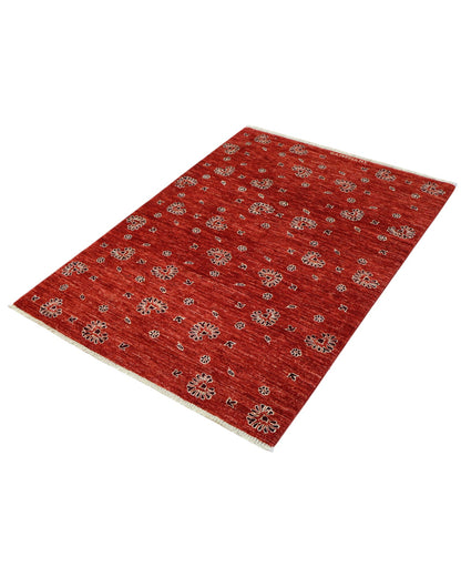 Tappeto moderno “Eco di Fiori” 158x112 cm di Dario, annodato a mano, motivo floreale stilizzato in beige su fondo rosso mattone, lana e cotone, pezzo unico certificato.