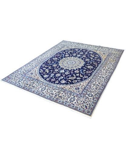 "Tappeto Nain persiano annodato a mano blu e avorio con medaglione centrale, 255x199 cm."
