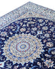 "Tappeto Nain persiano annodato a mano blu e avorio con medaglione centrale, 255x199 cm."