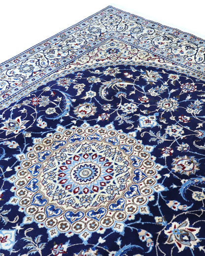 "Tappeto Nain persiano annodato a mano blu e avorio con medaglione centrale, 255x199 cm."