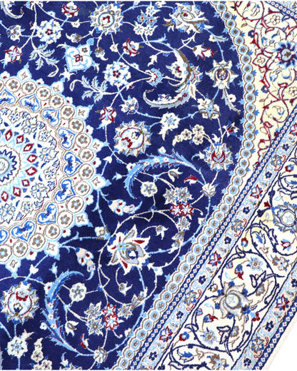 "Tappeto Nain persiano annodato a mano blu e avorio con medaglione centrale, 255x199 cm."