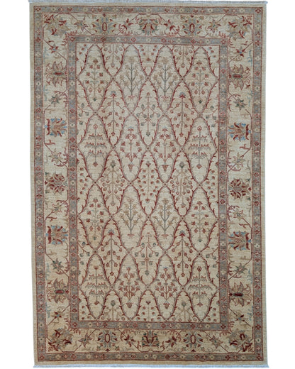 Tappeto Farahan 165x255 cm, annodato a mano in Persia. Fondo beige con motivi floreali in rosso e verde, lana pregiata e cotone resistente. Certificato di autenticità incluso.