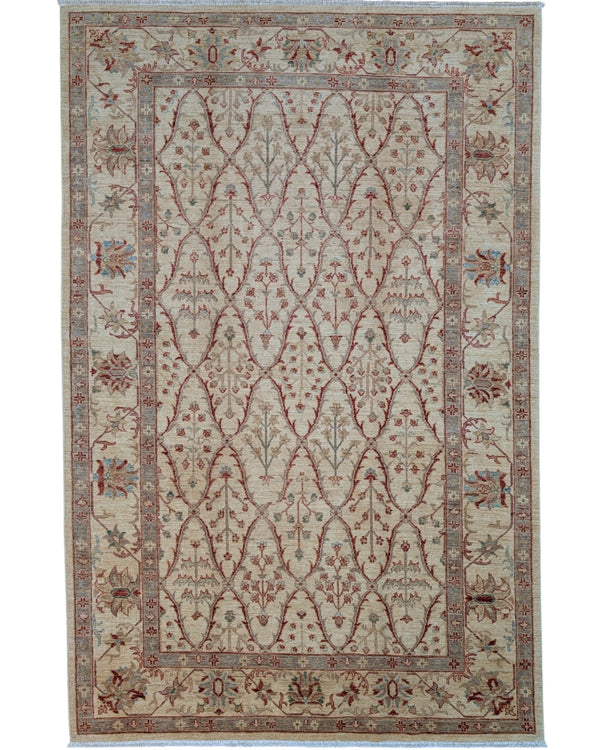 Tappeto Farahan 165x255 cm, annodato a mano in Persia. Fondo beige con motivi floreali in rosso e verde, lana pregiata e cotone resistente. Certificato di autenticità incluso.