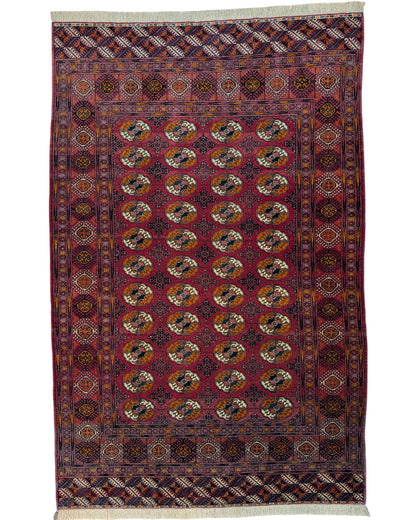 “Tappeto Bukhara Russo 250x164 cm, annodato a mano con design in rosso rubino e motivi geometrici. Certificato di autenticità incluso.”