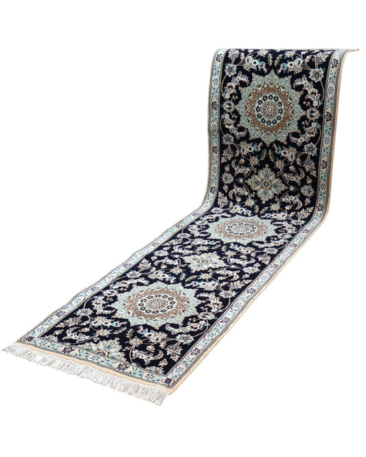 Passatoia Nain a nove fili persiana, blu notte con medaglioni floreali beige e azzurri, annodata a mano, 294x81 cm.