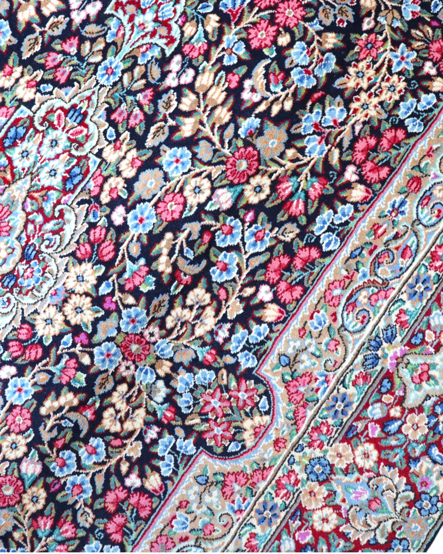 "Tappeto Kerman persiano con fitto motivo floreale e cornice decorata, 305x195 cm."