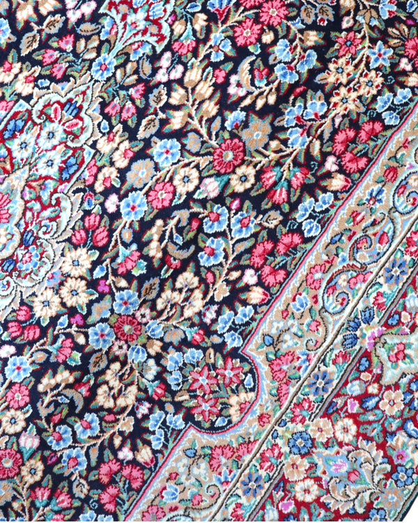 "Tappeto Kerman persiano con fitto motivo floreale e cornice decorata, 305x195 cm."