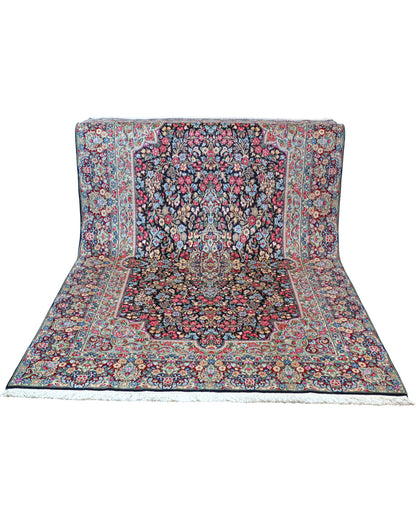 "Tappeto Kerman persiano con fitto motivo floreale e cornice decorata, 305x195 cm."