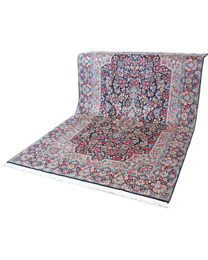 "Tappeto Kerman persiano con fitto motivo floreale e cornice decorata, 305x195 cm."