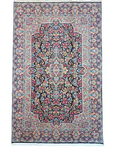 "Tappeto Kerman persiano con fitto motivo floreale e cornice decorata, 305x195 cm."