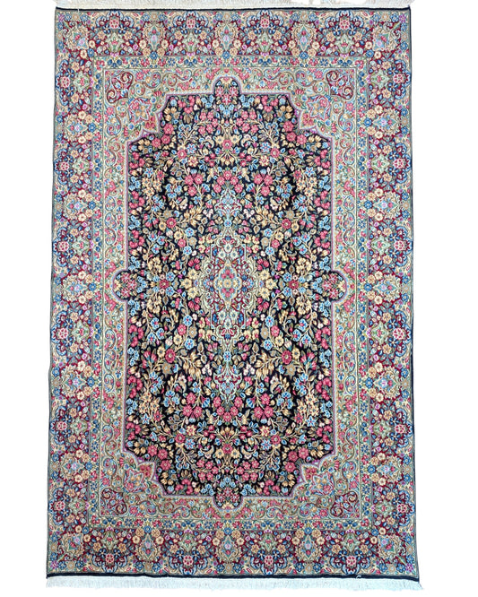 "Tappeto Kerman persiano con fitto motivo floreale e cornice decorata, 305x195 cm."