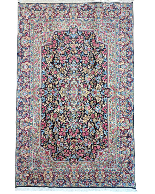 "Tappeto Kerman persiano con fitto motivo floreale e cornice decorata, 305x195 cm."