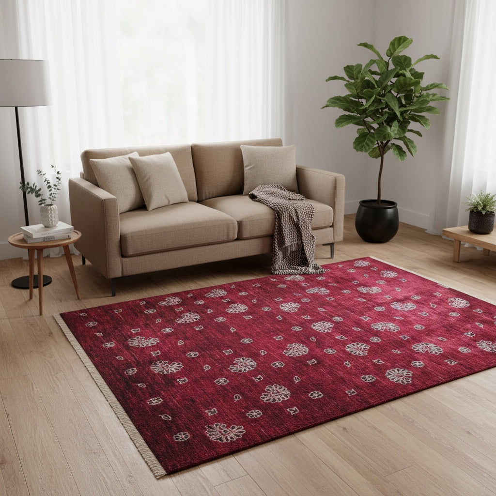 Tappeto moderno "Fiori e Foglie" con fondo rosso melograno e motivi beige di fiori e foglie stilizzati, annodato a mano in Persia.