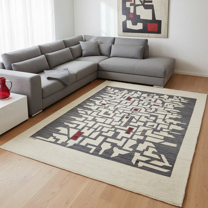 "Tappeto moderno beige con pannello geometrico grigio e accenti rossi, annodato a mano, 293x201 cm."